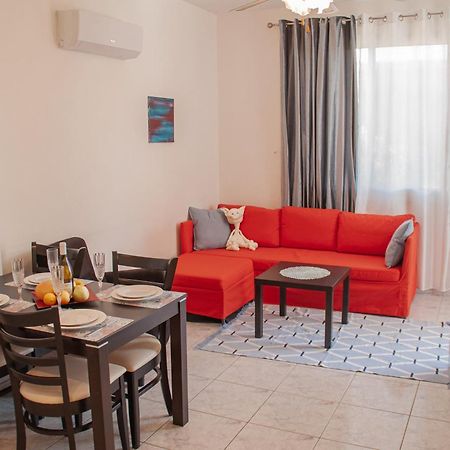 Cozy 1 Bedroom Apartment In Walking Distance To The Municipal Beach بافوس المظهر الخارجي الصورة